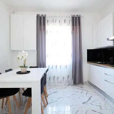 Free Parking Elmi - Due Passi Dal Maggiore Arona