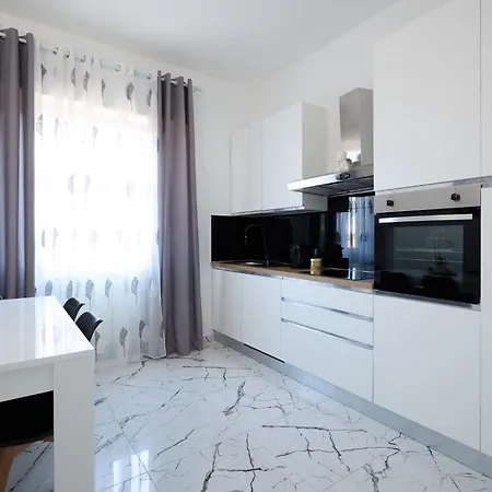 Free Parking Elmi - Due Passi Dal Maggiore Arona