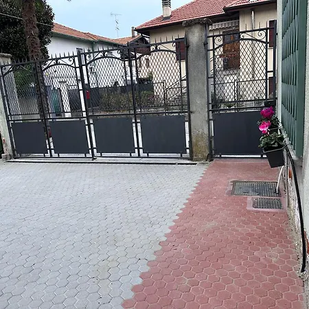 Free Parking Elmi - Due Passi Dal Maggiore 阿罗纳