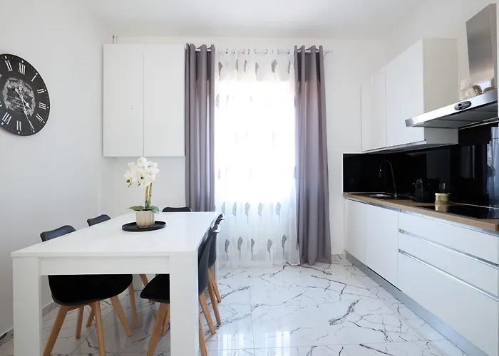 Free Parking Elmi - Due Passi Dal Maggiore Arona