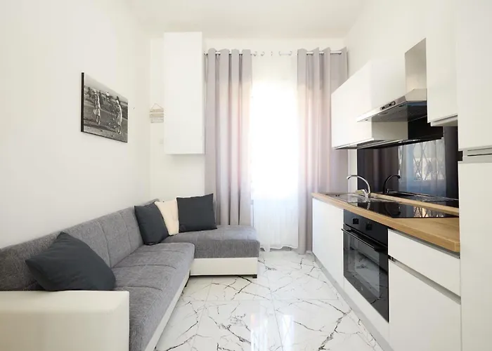 Free Parking Elmi - Due Passi Dal Maggiore * 아로나