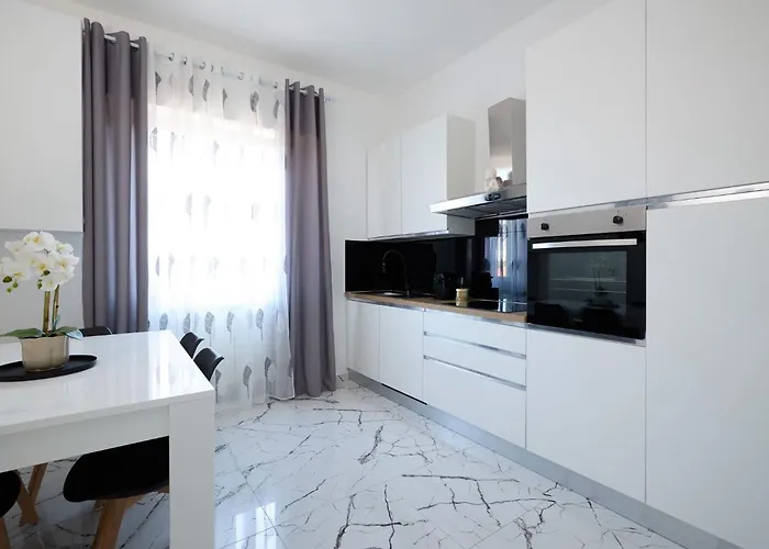 Free Parking Elmi - Due Passi Dal Maggiore 아로나