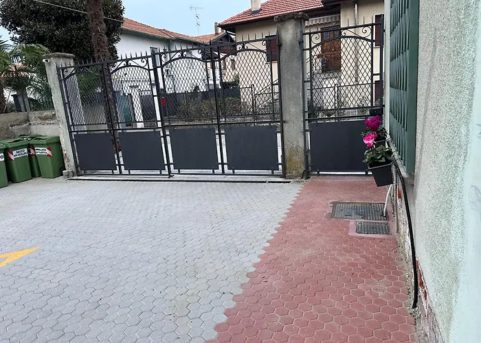 Free Parking Elmi - Due Passi Dal Maggiore 아로나